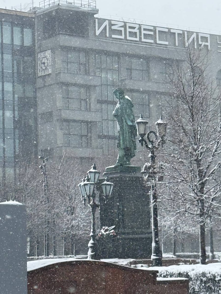 Russia's tweet image. 🌞#Spring is in da house!

❄️#Winter: Hold my beer.

After flirting with +20°C, #Moscow is kicking off the last week of April 2026 with full-on BLIZZARDS – just as everyone was getting ready for the spring holidays.

☕️ Turns out even Mother Nature hates Mondays.

#WinterHasCome