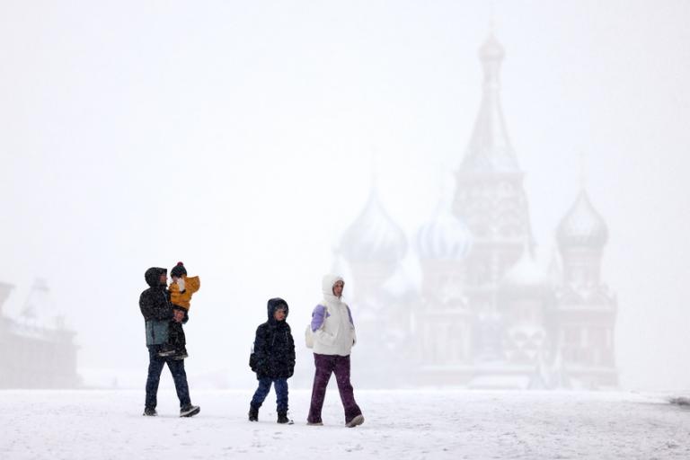 Russia's tweet image. 🌞#Spring is in da house!

❄️#Winter: Hold my beer.

After flirting with +20°C, #Moscow is kicking off the last week of April 2026 with full-on BLIZZARDS – just as everyone was getting ready for the spring holidays.

☕️ Turns out even Mother Nature hates Mondays.

#WinterHasCome