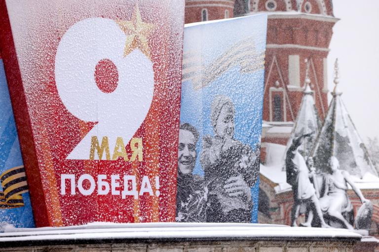 Russia's tweet image. 🌞#Spring is in da house!

❄️#Winter: Hold my beer.

After flirting with +20°C, #Moscow is kicking off the last week of April 2026 with full-on BLIZZARDS – just as everyone was getting ready for the spring holidays.

☕️ Turns out even Mother Nature hates Mondays.

#WinterHasCome