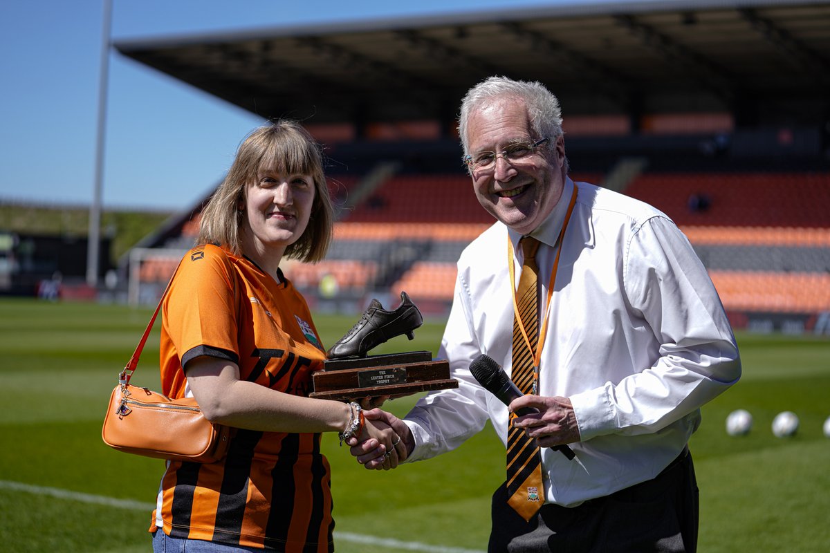 BarnetFC's tweet photo. 🏆 Craig Saul was presented with his Lester Finch award prior to kick-off on Saturday!

A special recognition for someone who gives up his time to be with us on a matchday! 👏

#BarnetFC🐝 https://t.co/4zBOW2VO49