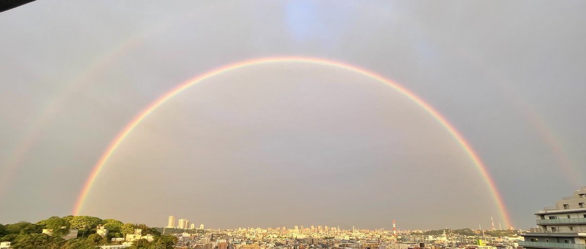 imasatter's tweet photo. 虹🌈がきれいです♪
よく見ると後ろにも🌈が！ https://t.co/4KnzAVUM21