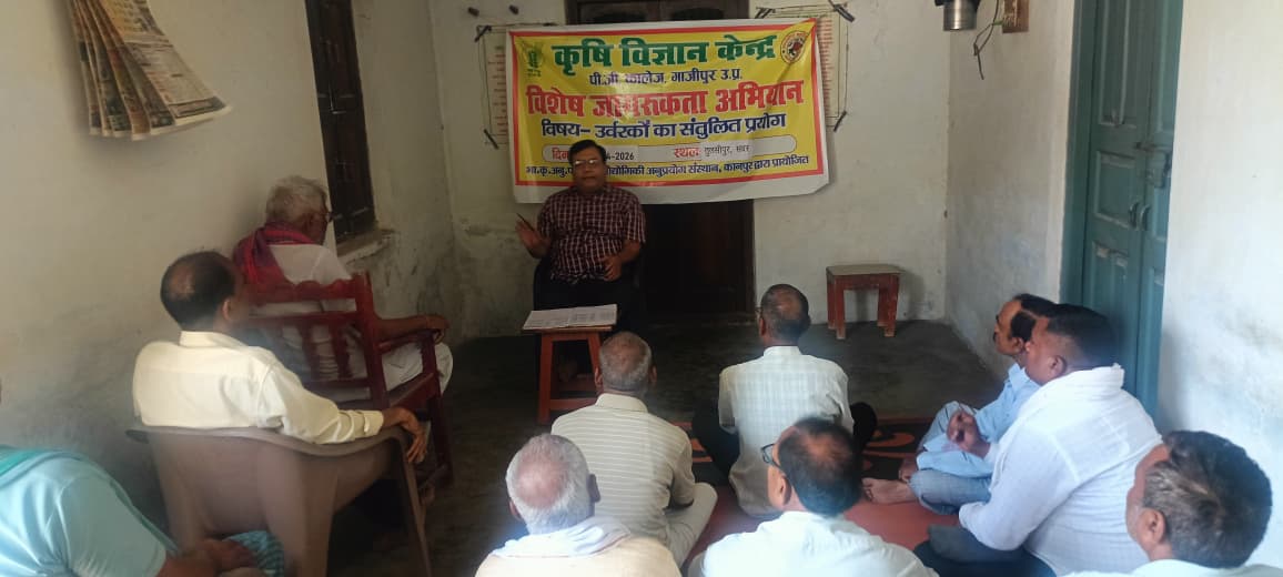 KVKGhazipur's tweet image. विकास खंड सदर के तुलसीपुर गांव में उर्वरक संतुलित उपयोग जागरूकता कार्यक्रम का आयोजन किया गया। कार्यक्रम में मृदा वैज्ञानिक डॉ. डी.के. सिंह द्वारा उपस्थित किसानों को मृदा स्वास्थ्य को बेहतर बनाने हेतु उर्वरकों के वैज्ञानिक और संतुलित प्रयोग के तरीके समझाए गए। #ICAR #KVK #ATARI
