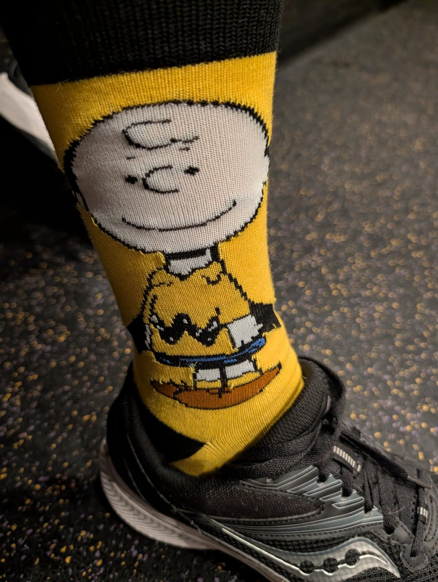 Nwcody422's tweet image. Good grief.....
Charlie and I are out here pushing up as much weight as we can!!!!
Happy Monday!!!
#fitover40 #socksoftheday