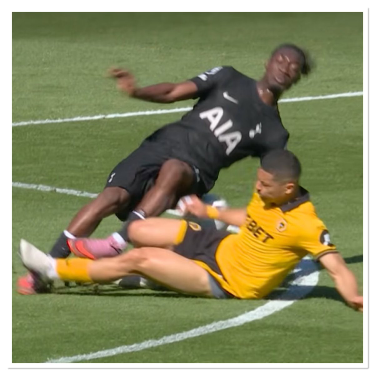 LastWordOnSpurs's tweet image. 🚨Dermot Gallagher says the yellow card showed to André for the tackle on Yves Bissouma was ‘fair’:

🗣️”He slips when he goes to make the tackle, no force and intensity, it's low.”

🗣️”Anthony Taylor got it right. He doesn't make the challenge he intended to make.”

#THFC | #COYS
