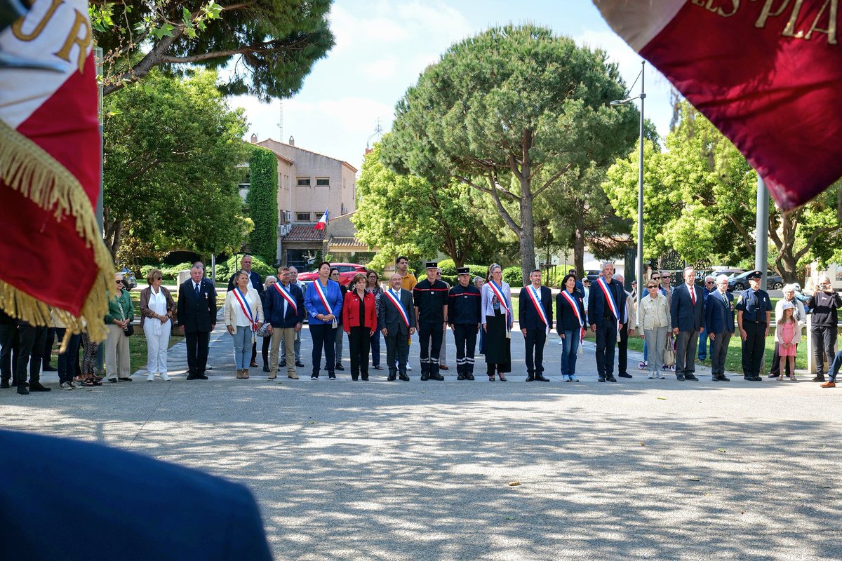 villedeSixFours's tweet photo. 🇫🇷Le Maire @Boccaletti83 a présidé la cérémonie patriotique dédiée à la Journée nationale du souvenir de la Déportation
Aux côtés des élus et des associations patriotiques, la Ville a tenu à rappeler l’importance de transmettre ce devoir de mémoire aux générations futures. https://t.co/XqPHeyBpkd