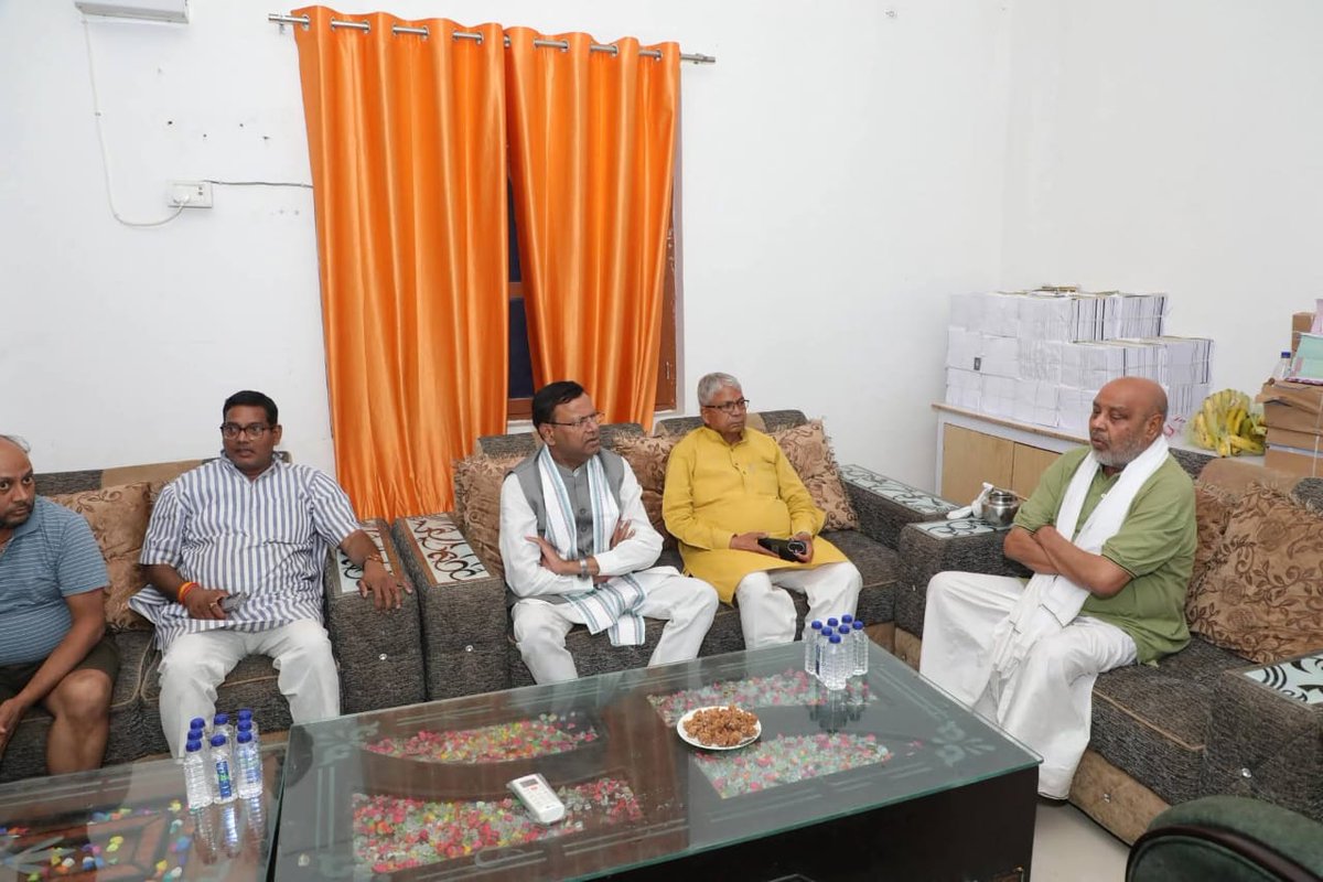 gyanendramla's tweet photo. सिसवा विधानसभा के माननीय विधायक श्री प्रेम सागर पटेल जी की धर्मपत्नी के आकस्मिक निधन के उपरांत उनके स्थित महराजगंज आवास पर #प्रदेश_अध्यक्ष, केंद्रीय वित्त राज्यमंत्री माननीय @mppchaudhary जी, सदर विधायक मा० @KanojiyaJai जी के साथ पहुंचकर शोकाकुल परिजनों के सा�� अपनी संवेदनाएं व्यक्त की।

ईश्वर से प्रार्थना है कि दिवंगत आत्मा को अपने श्रीचरणों में स्थान दें व शोकाकुल परिजनों को अथाह दुःख सहन करने का साहस प्रदान करें।
ॐ शांति 😢 
#omshanti 

@PremsagarMLA