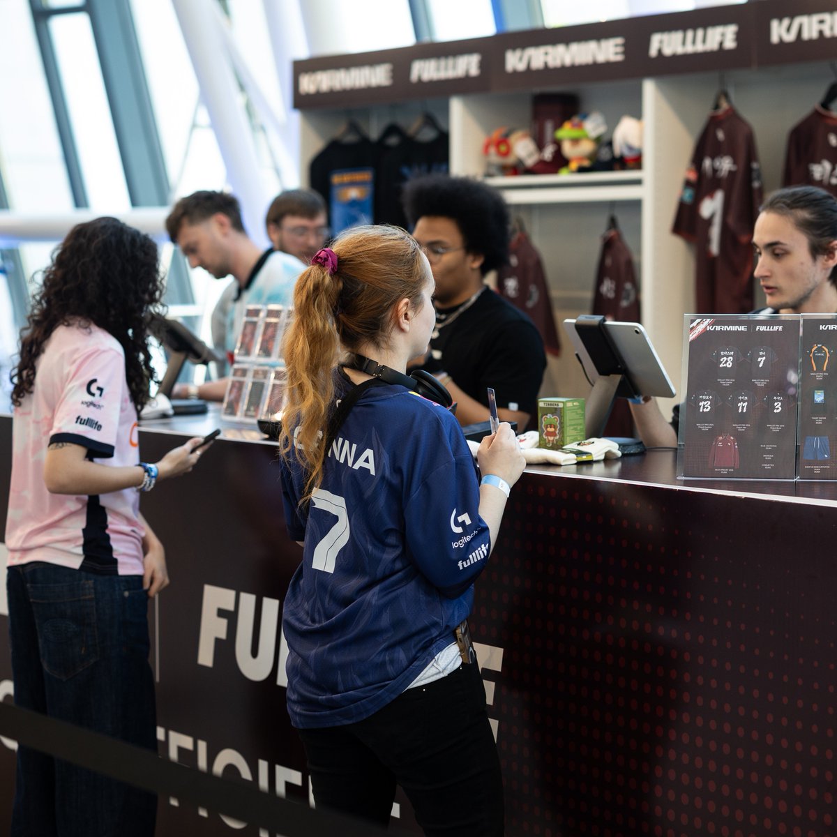 Fulllife_fr's tweet photo. 3 matchs, 3 victoires & une énergie inoubliable 🩵

En plus du 3-0, vous avez été incroyablement nombreux à venir nous voir au shop et soutenir votre équipe lors du LEC Road Trip aux Arènes. Merci à tous ceux qui sont repartis avec un item aux couleurs de @KarmineCorp !

Le Road Trip s'achève, mais on continue d'écrire l'histoire ensemble.