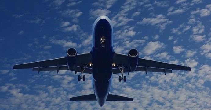 LodosHaber's tweet image. Sivil Havacılık Genel Müdürlüğü (SHGM), havayoluyla tehlikeli maddelerin emniyetli taşınması için teknik talimatlarda değişikliğe gitti.

Her bir kişinin taşıyabileceği taşınabilir batarya sayısı en fazla iki adetle sınırlandırıldı.

#SGM #uçak #şarj #batarya