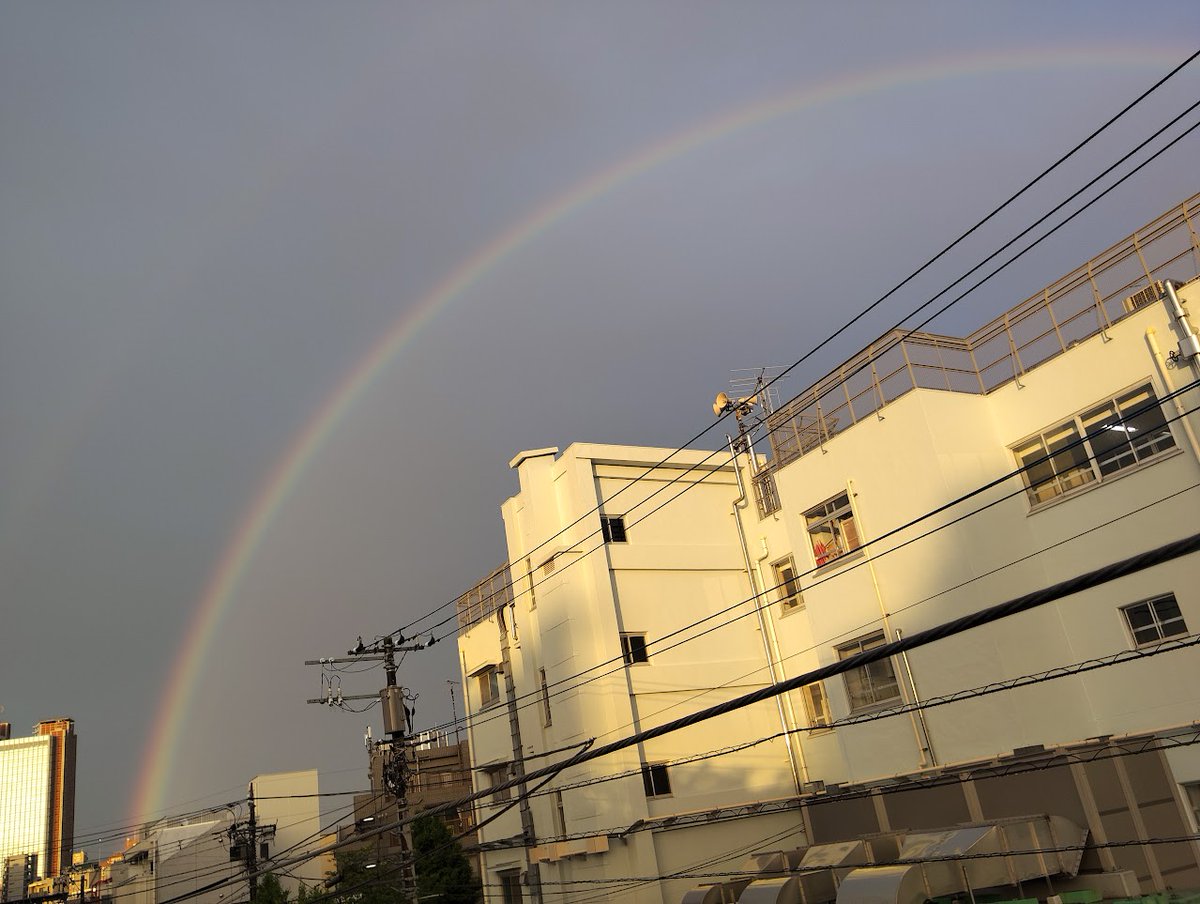 bac_balloon's tweet photo. さっきキャロットタワーのあたりから虹が出てた（三軒茶屋）。 https://t.co/VTVxCfTLvs