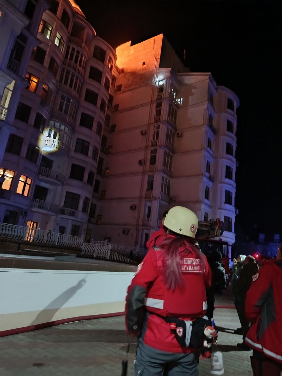 RedCrossUkraine's tweet image. ⚡️ The Ukrainian Red Cross is responding to the aftermath of a Russian attack in #Odesa. Volunteers provided first aid and psychological support, and assisted emergency responders. 11 people, including 2 children, were injured. #NotATarget #EmergencyResponse