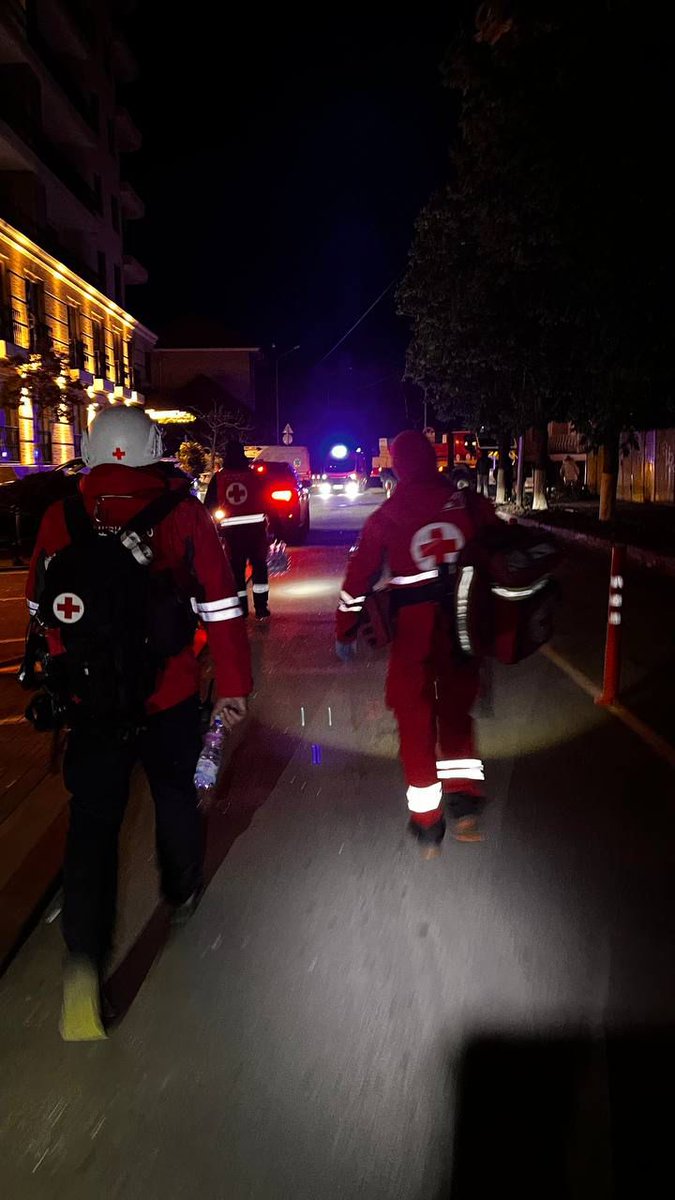 RedCrossUkraine's tweet image. ⚡️ The Ukrainian Red Cross is responding to the aftermath of a Russian attack in #Odesa. Volunteers provided first aid and psychological support, and assisted emergency responders. 11 people, including 2 children, were injured. #NotATarget #EmergencyResponse