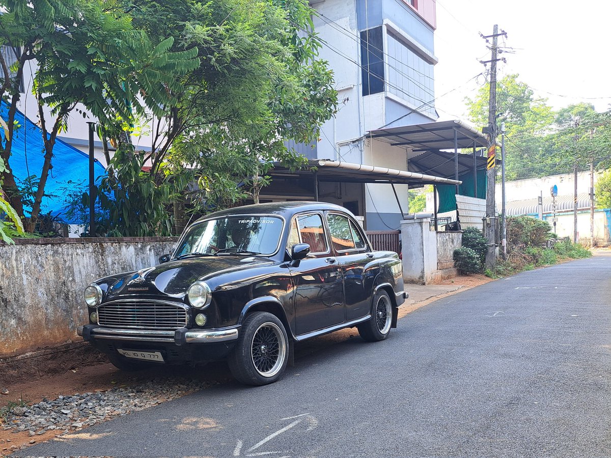 driftcat123's tweet image. Spotted this HM ambassador while heading out for tea. 

#classiccars #ambassador #hindustanmotors