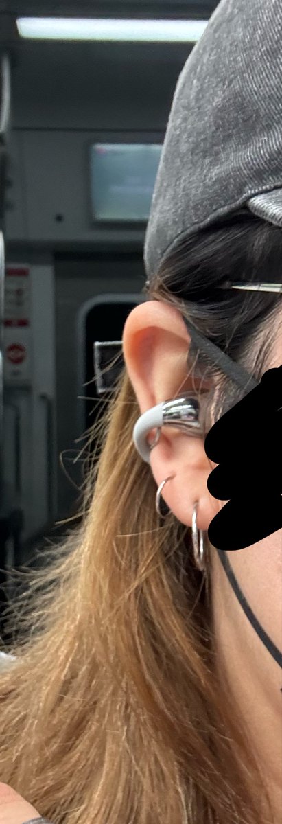 요새 많이 쓰는 블투이어폰 귀 안막히는 오픈형 인데 오래써도 귀가 안습해짐 그리고 이쁨!