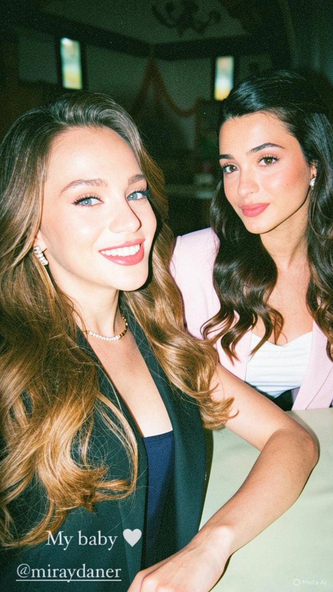 LunaEchoX's tweet photo. My girls😋💘
#MirayDaner #YarenYapıcı https://t.co/dfDTq4dS4l