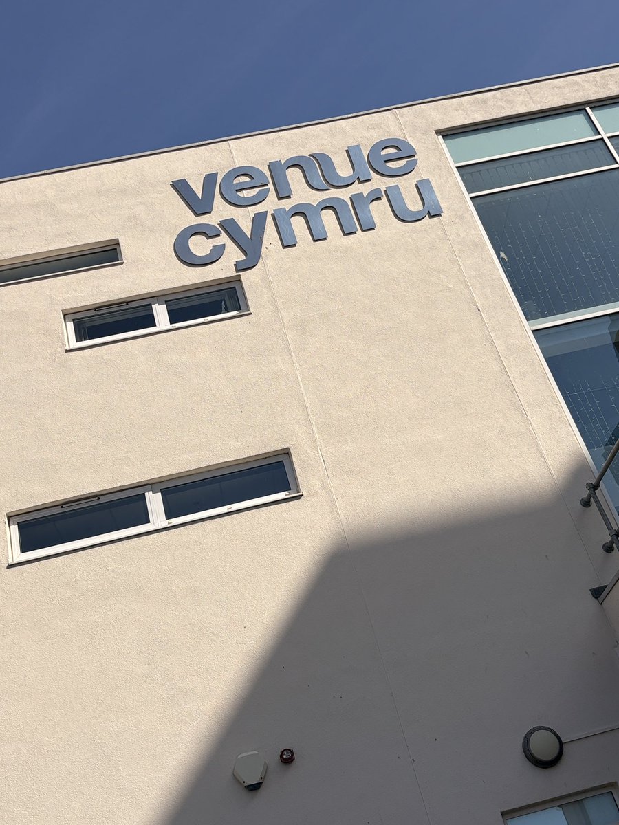 localdragons's tweet image. Handy local FREE Summer issues of Your Local Dragon directories are back at @bayviewshopping and @venuecymru #colwynbay #llandudno #conwy 
pop one in your bag when you go shopping!
🙌🏻 📖 📕 📖 📕 📖 🛍️ 🛒 
Support local businesses 
Keep in contact with local people 
Keep it handy