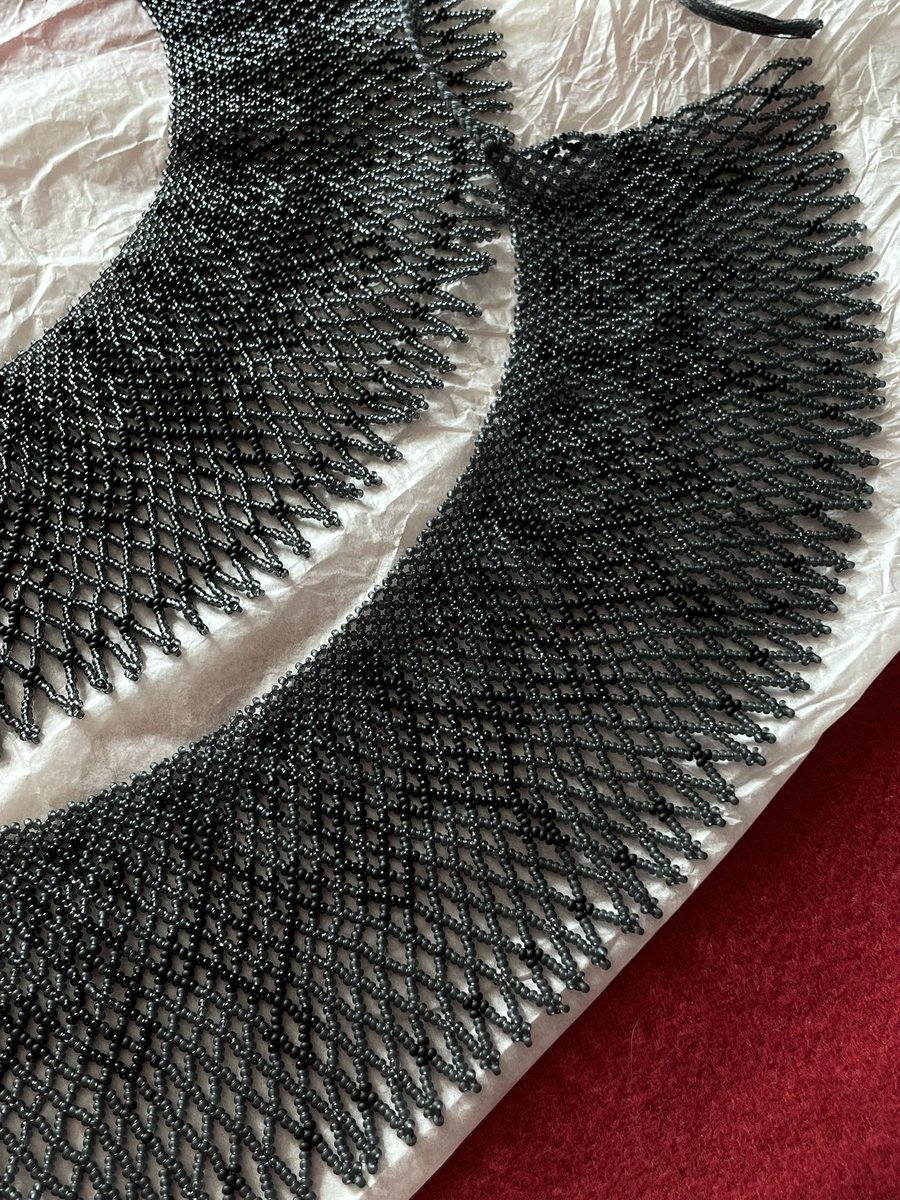 Ще є одна сіра на матово-прозорому фоні, кому? 🤍