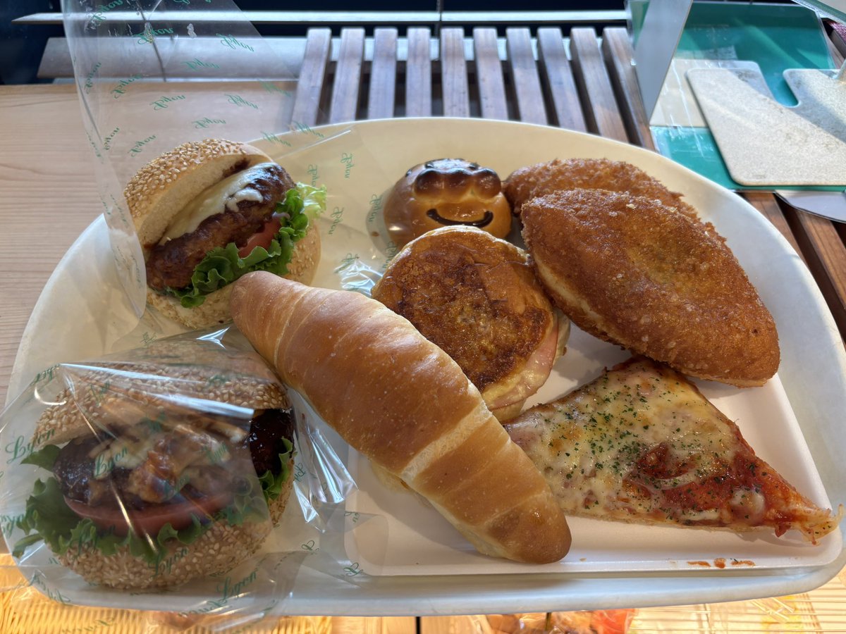 chiba_soul_love's tweet image. #美味しいパン シリーズ🥪
#小麦の杜リヨン 🥰
『リヨンバーガー🍔・🍕・コッペパン・ゴーダチーズハム・カレーパン・アンパンマンパン』
全てにおいて安定の美味しさです❗️
リヨン大好き❤
#パン
#成田市 #リヨン