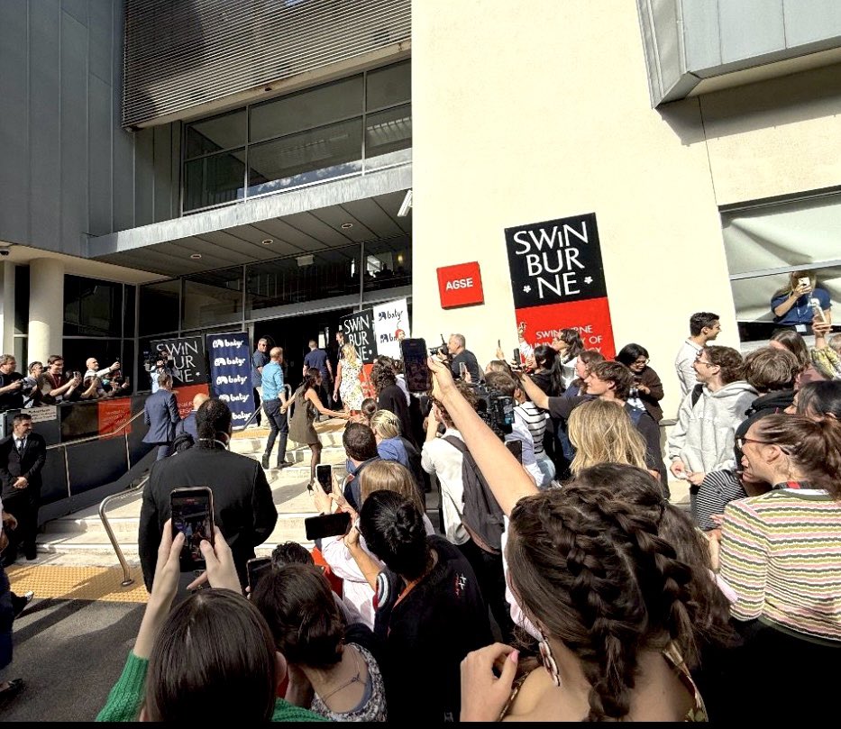 Sussexes1's tweet image. “Swinburne University of Technology was proud to support Batyr in welcoming Prince Harry, and Meghan, to our Hawthorn campus. A powerful event focused on mental health and lived experience” - Richard Pratten, Director - Campus Assets

#HarryandMeghan

wp.me/pbp9bL-Kp
