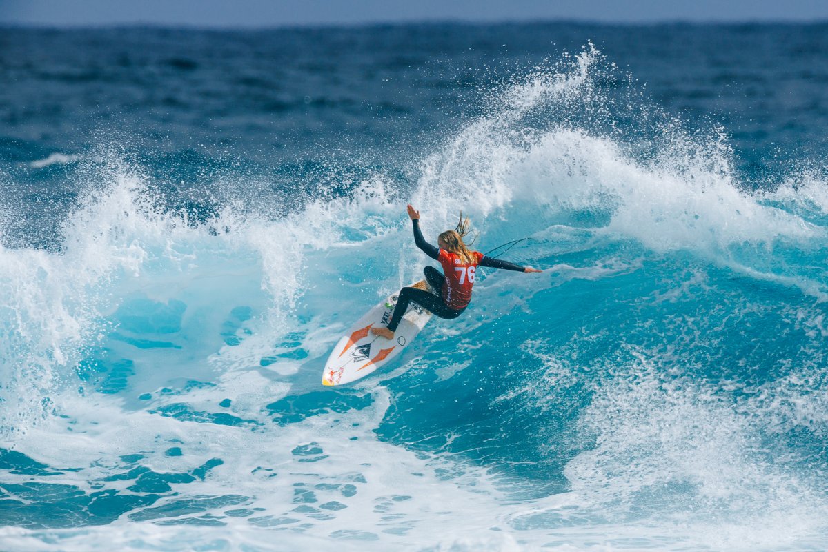 RBContentPool's tweet image. American Caitlin Simmers delivers an 8.50, the highest wave of the day, to lock in her first 2026 podium at Margaret River &amp;amp; break into the WSL top five &amp;gt; win.gs/4vJqI2W #surfing