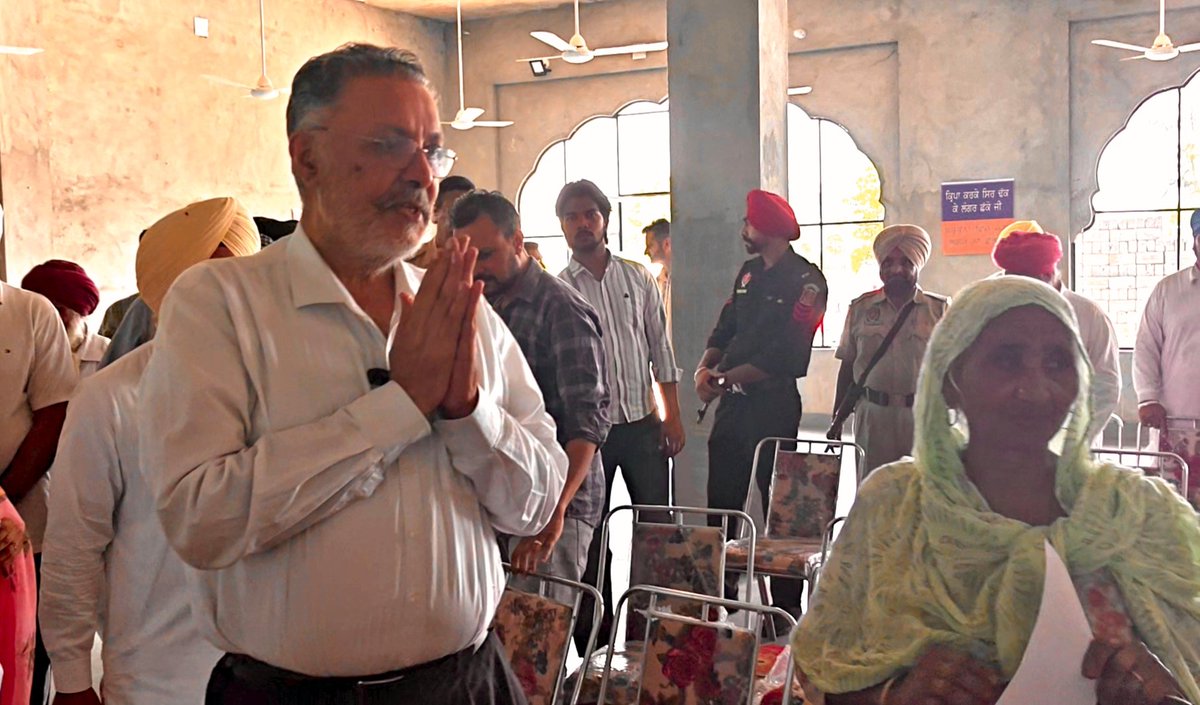 ਅੱਜ ਪਟਿਆਲਾ ਦਿਹਾਤੀ ਦੇ ਪਿੰਡ ਲੰਗ ਵਿੱਚ ਲੱਗੇ ਅੱਖਾਂ ਦੇ ਮੁਫ਼ਤ ਜਾਂਚ ਕੈਂਪ ਵਿੱਚ ਸ਼ਮੂਲੀਅਤ ਕੀਤੀ। ਇਸ ਦੌਰਾਨ ਨਿਗ੍ਹਾ ਟੈਸਟ ਅਤੇ ਐਨਕ ਲਗਵਾਉਣ ਲਈ ਆਏ ਲੋਕਾਂ ਨਾਲ ਮੁਲਾਕਾਤ ਕਰਕੇ ਉਨ੍ਹਾਂ ਦੀ ਸਿਹਤ ਸੰਬੰਧੀ ਚਰਚਾ ਕੀਤੀ।ਸਿਹਤ ਸੇਵਾਵਾਂ ਨੂੰ ਹੋਰ ਮਜ਼ਬੂਤ ਬਣਾਉਣ ਲਈ ਇਸ ਤਰ੍ਹਾਂ ਦੇ ਕੈਂਪ ਬਹੁਤ ਹੀ ਮਹੱਤਵਪੂਰਨ ਹਨ। ਮਾਨ ਸਰਕਾਰ ਵੱਲੋਂ ਲੋਕਾਂ