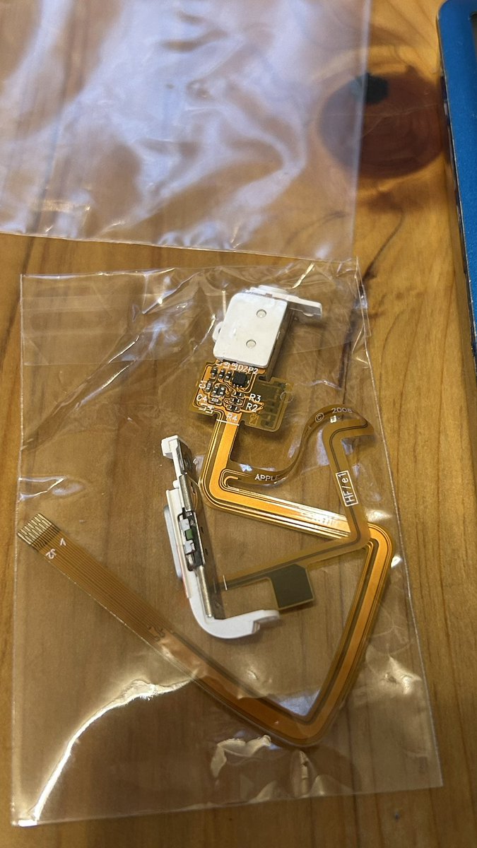Hayasaka_RA109's tweet image. iPodの配線切ってしまったので配線だけメルカリで売ってたので買って見事にiPod classicが直った！
細かい配線の作業は疲れるけど無事に直ってよかった…😮‍💨
#iPodclassic #iPod #Apple