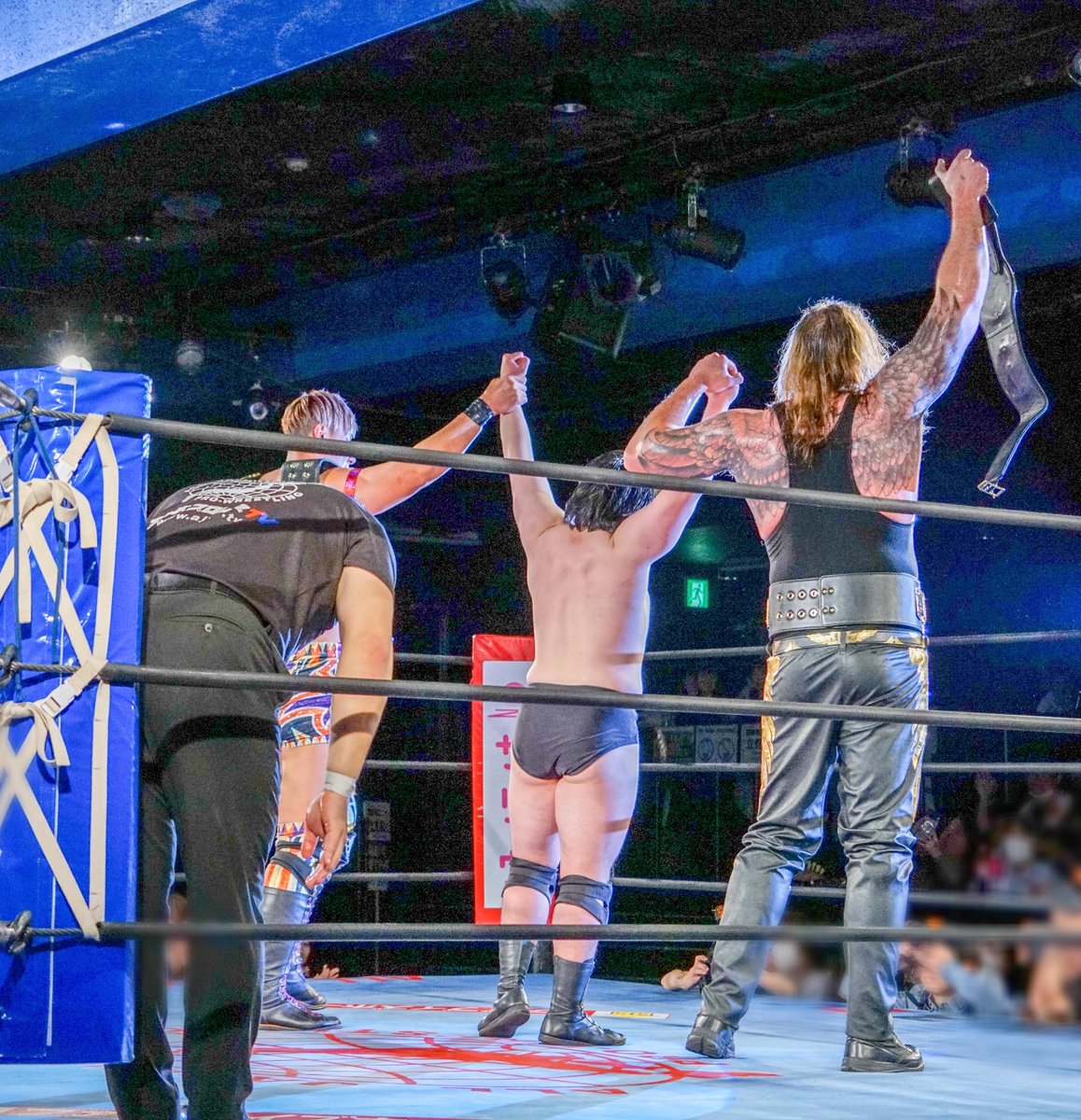 meg_miitan's tweet image. 2026.4.23 新宿FACE
#ajpw #CC2026 #ToC #綾部蓮 #田村男児 #タロース #jacktalos #緒方公俊
勝者達と一礼してリングを後にする緒方レフェリー
