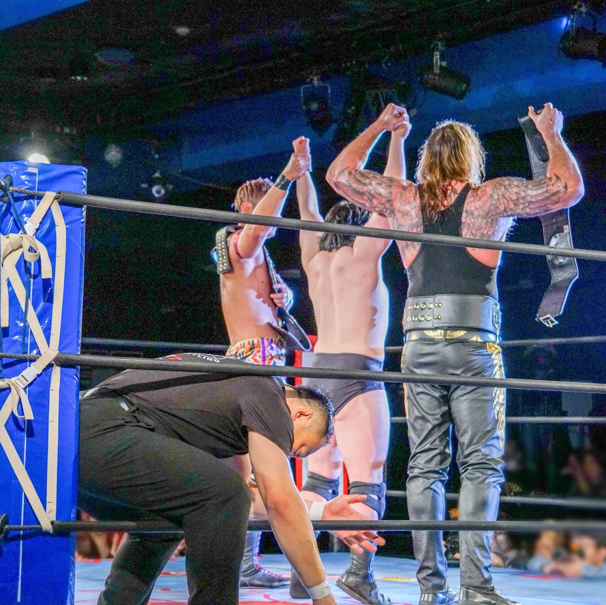 meg_miitan's tweet image. 2026.4.23 新宿FACE
#ajpw #CC2026 #ToC #綾部蓮 #田村男児 #タロース #jacktalos #緒方公俊
勝者達と一礼してリングを後にする緒方レフェリー