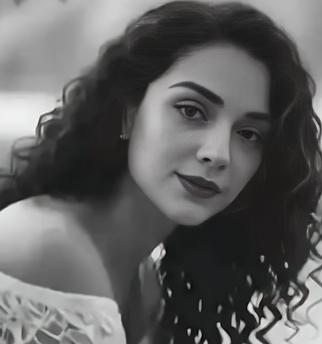 Aida Barasa era una studentessa di psicologia di 20 anni, è stata uccisa il 9 gennaio 2026 durante le proteste di massa in Iran.
È stata colpita da tre proiettili diretti al collo e alla gola da forze di sicurezza del regime.
Il suo corpo è stato sequestrato dalle autorità e la