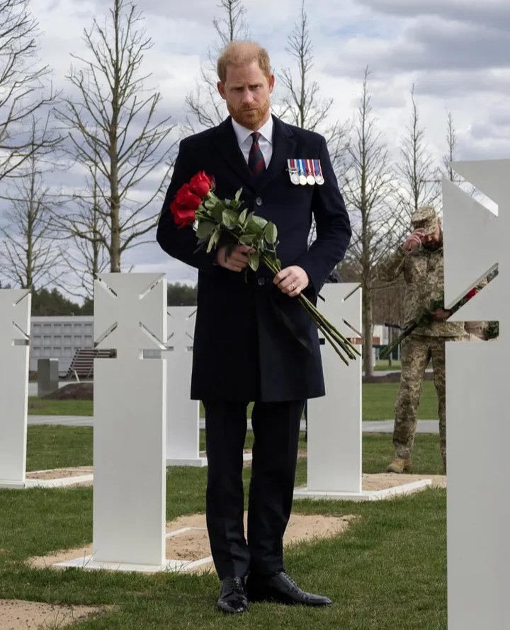 Sussexes1's tweet image. Prince Harry honouring the memory of the fallen Defenders at the National Military Memorial Cemetery.

#PrinceHarry

wp.me/pbp9bL-Kp