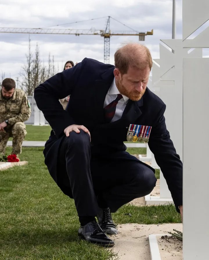 Sussexes1's tweet image. Prince Harry honouring the memory of the fallen Defenders at the National Military Memorial Cemetery.

#PrinceHarry

wp.me/pbp9bL-Kp