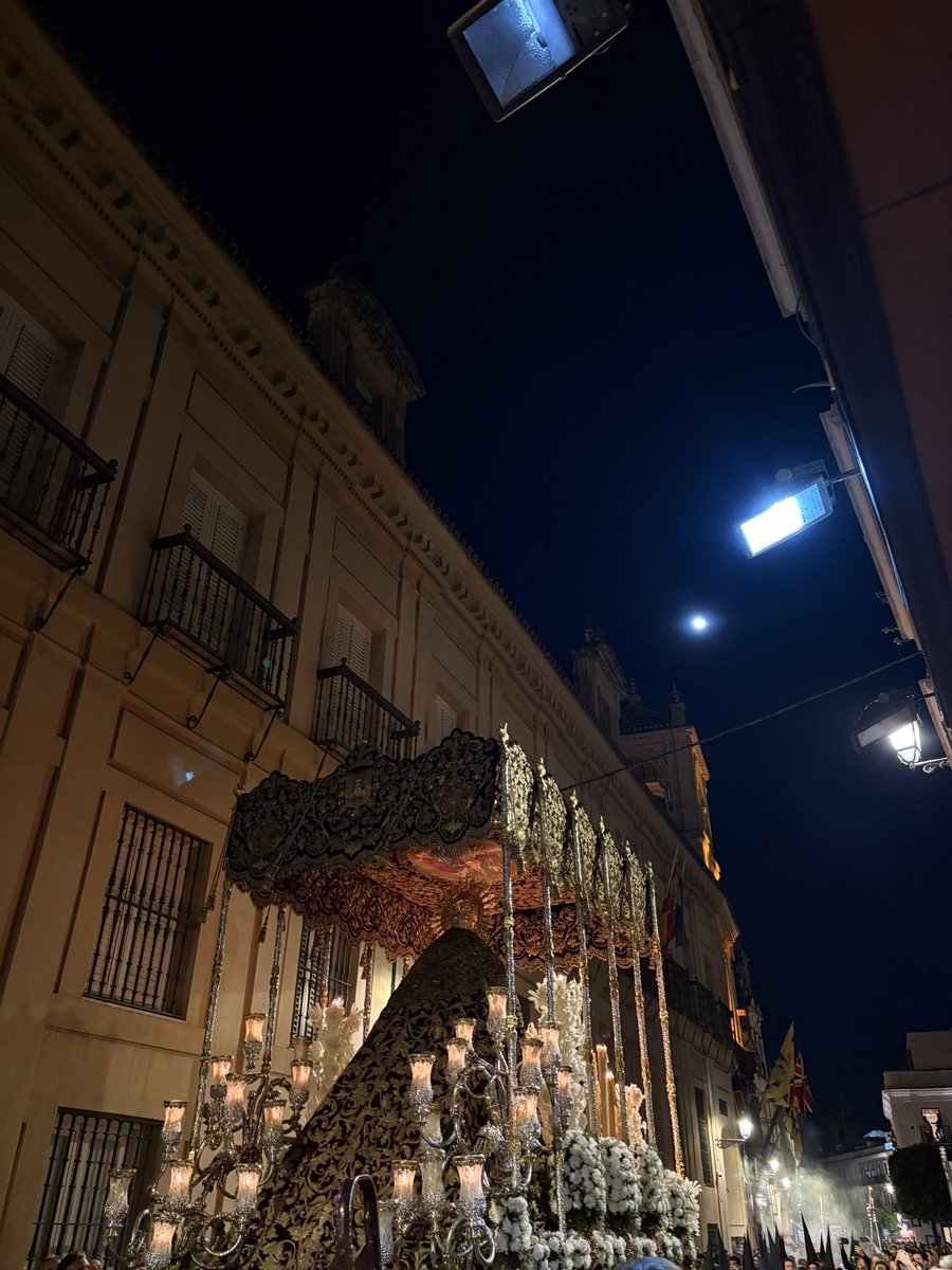 ElBirraCrucis's tweet photo. Y, así, con la nostalgia al ver un paso de palio marcharse, se nos ha escapado la primavera.

Seguiremos soñando para que todas sean la mejor de nuestra vida.

“ Ay, ¿a dónde?
¿A dónde iré yo a pará
Cuando me llame la muerte
Y me quede sin mi pueblo
Sin mi río, sin mi gente? ” https://t.co/9AVrO7u2a9
