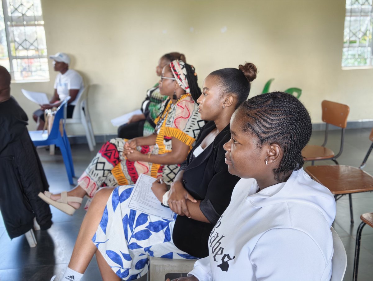 ChineseZimbabwe's tweet photo. To celebrate China’s first National Reading Week and the China-Africa Year of People-to-People Exchanges, the Chinese Embassy in Zimbabwe joined hands with the Zimbabwe Writers Association (ZWA) to host a vibrant afternoon gathering — the “Bridges of Ink” China-Zimbabwe Reading Circle. 📚📖🖋

Participants shared cherished literary excerpts from both China and Zimbabwe, explored current reading trends, and immersed themselves in books that showcase China’s profound culture, governance philosophy, and modern development achievements. 👏🔮

💫 As a Shona proverb goes, ziso harina muganhu — the eye knows no boundaries. This timeless wisdom beautifully captures the power of reading to broaden our horizons and connect distant cultures.

May literature build our bridges and reading strengthen our bonds. We will continue to advance the “Bridges of Ink” initiative to deepen mutual understanding and consolidate the cultural cornerstone for an enduring friendship and win-win cooperation between China and Zimbabwe. 🤝🇨🇳🇿🇼