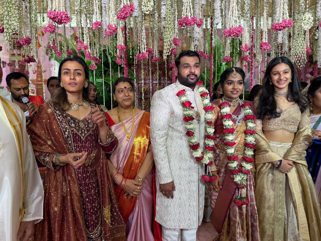 HydTimes's tweet image. Namrata Shirodkar shares heartfelt moments from a wedding celebration with daughter Sitara Ghattamaneni and wishes the couple a lifetime of love and happiness.

#NamrataShirodkar #SitaraGhattamaneni #WeddingVibes #FamilyMoments #CelebWedding  #Tollywood #maheshbabu