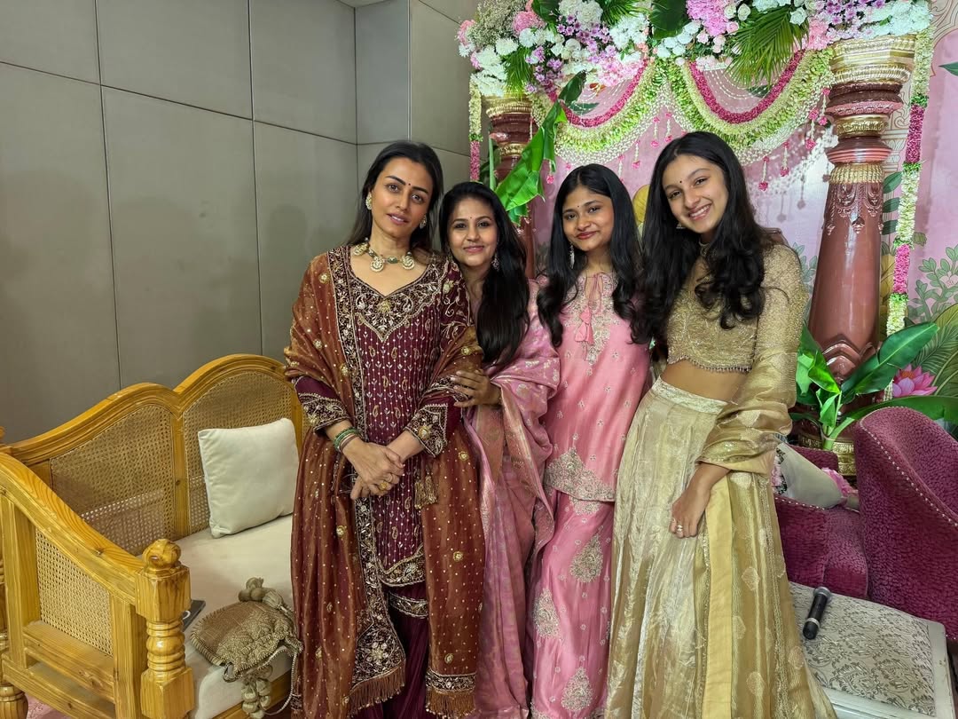 HydTimes's tweet image. Namrata Shirodkar shares heartfelt moments from a wedding celebration with daughter Sitara Ghattamaneni and wishes the couple a lifetime of love and happiness.

#NamrataShirodkar #SitaraGhattamaneni #WeddingVibes #FamilyMoments #CelebWedding  #Tollywood #maheshbabu