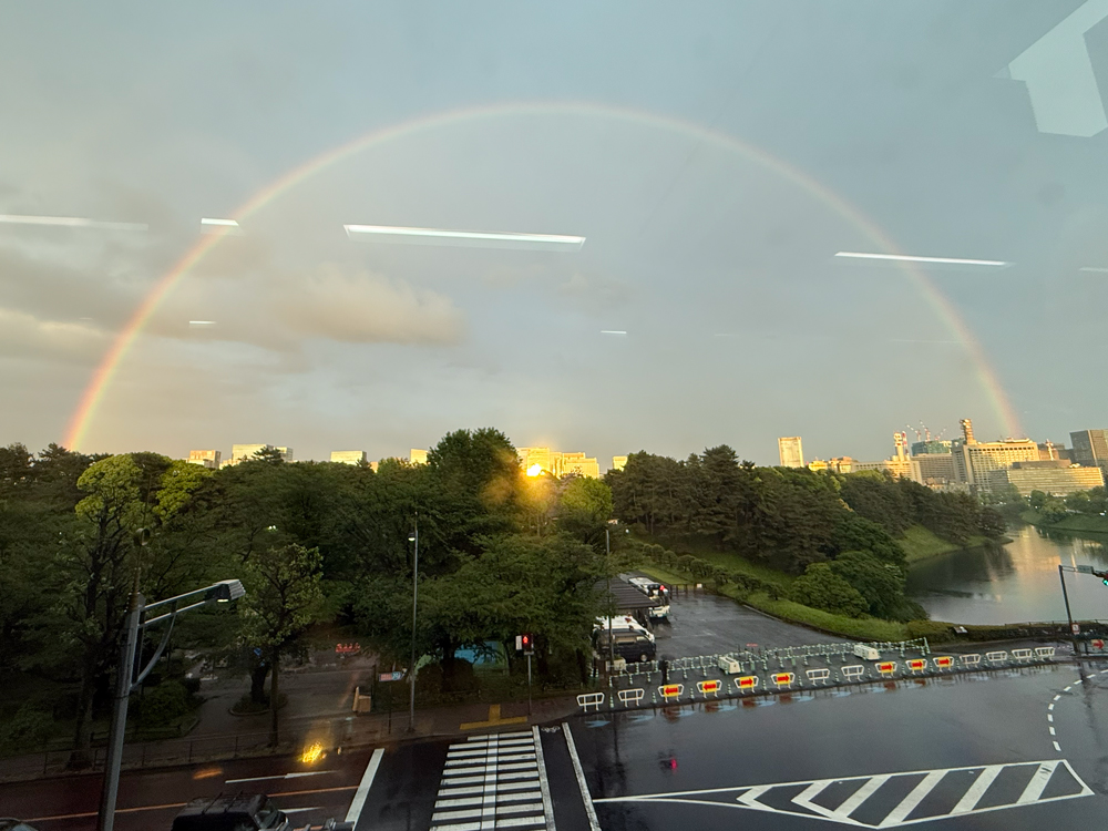 AZXGroup's tweet photo. 雨上がり、ふと外を見たら大きな虹が！🌈✨
思わず仕事の手を止めて見入ってしまいました。
今日も一日、お疲れ様です！ https://t.co/EpYUTKCIRW