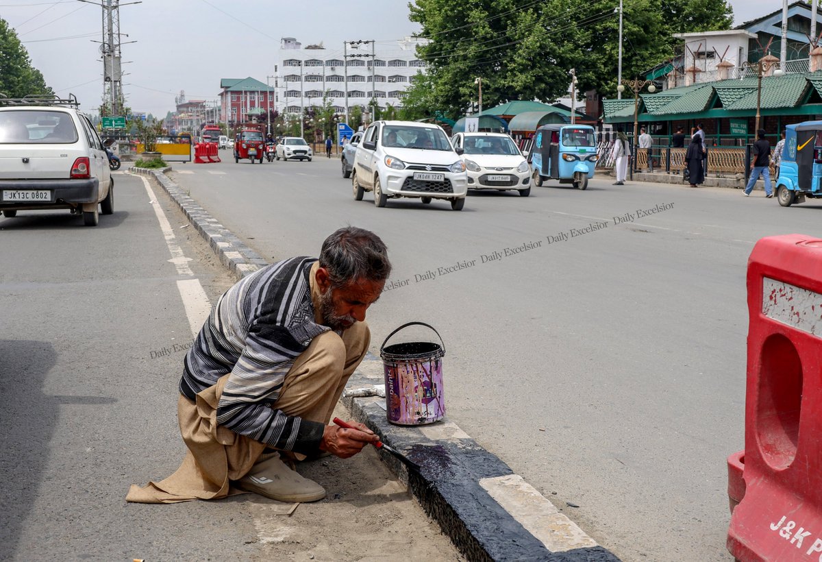 DailyExcelsior1's tweet image. InPics | Workers paint footpaths, road margins and dividers near Civil Secretariat in Srinagar on Monday as preparations intensify ahead of the annual Darbar Move scheduled to begin on May 4.

#Workers #paint #footpaths #dividers #CivilSecretariat #Srinagar #DarbarMove