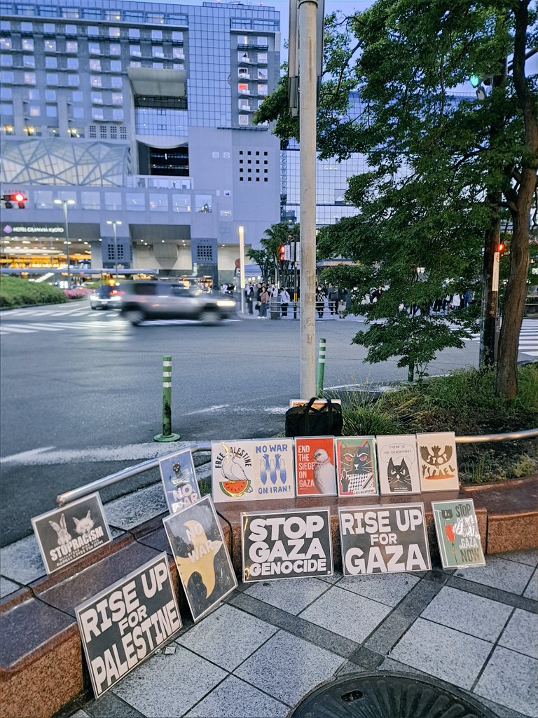 pazap_sugimoto's tweet image. さてさて、今日もいつもの京都タワー下で、ひとりでプロテストをやります。対象は世界の人。京都駅前を歩く世界の人に、「沈黙せずパレスチナ解放に向けた行動をしよう！」という思いを、プラカードによって無言でぶつけていきたいと思います！

さぁ、今週も始めます！

#FreePalestine