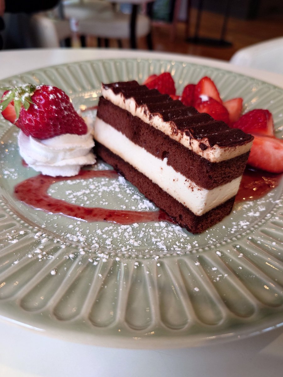azumin1725's tweet image. 【6】【🍰甘さに甘える日】

ちさ
「蘭太郎くん…たまには…糖分過多でも良いよね」

蘭太郎
「大丈夫っす！…この苺たっぷりのティラミスを目の前にして、我慢は無理っすよ」

一つじゃ足りなくて、もう一つ。
ちょっとだけ自分に甘く、そんな日があってもいい気がして

（前の話は引用元👇️）