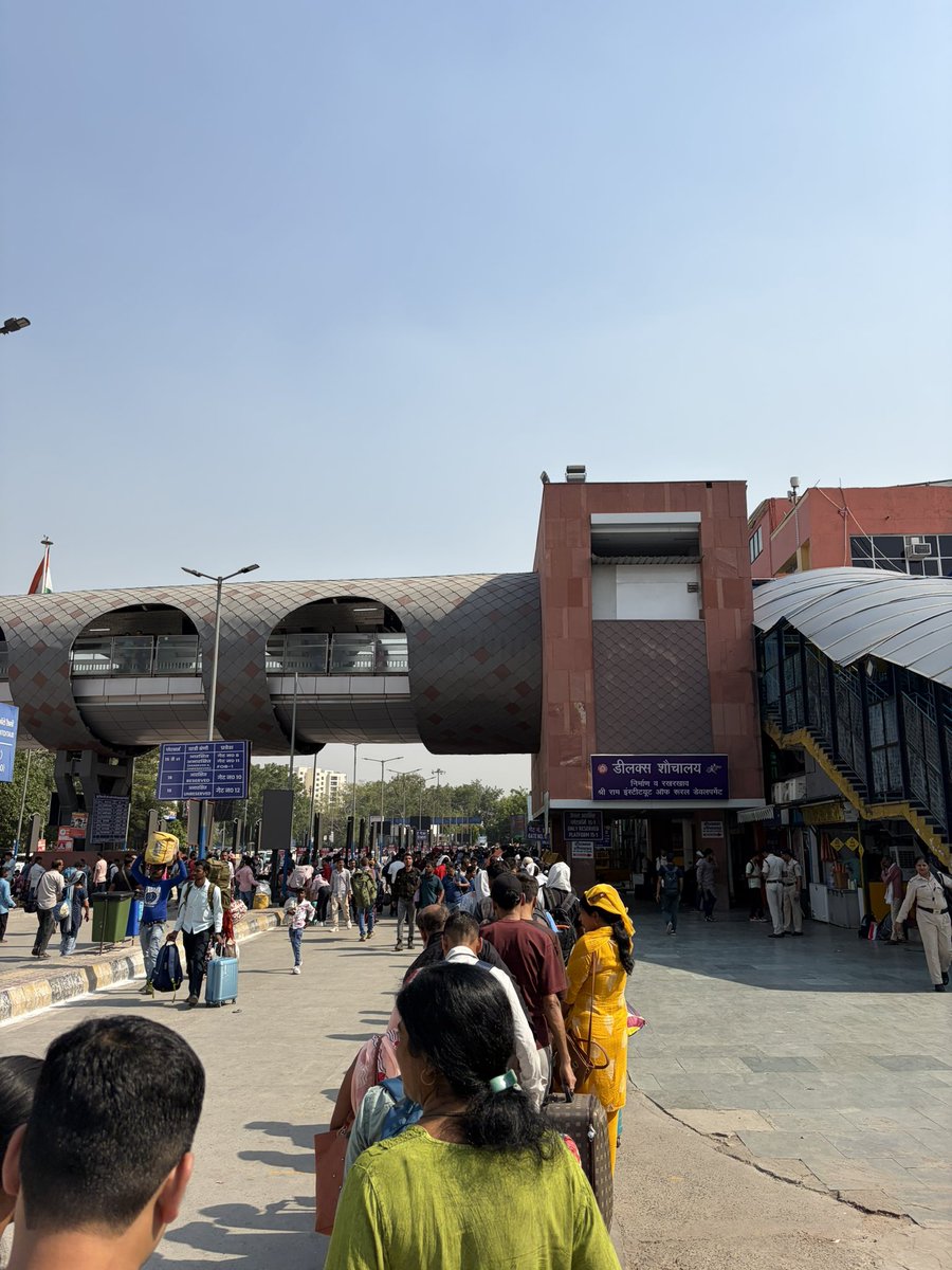 sutoverse's tweet photo. New Delhi Railway Station now has 30min waiting to get inside the station in 41 degree heat.

Thanks for closing entry points and serving the citizens well. @RailMinIndia @RailwayNorthern https://t.co/YqfLgn77RB
