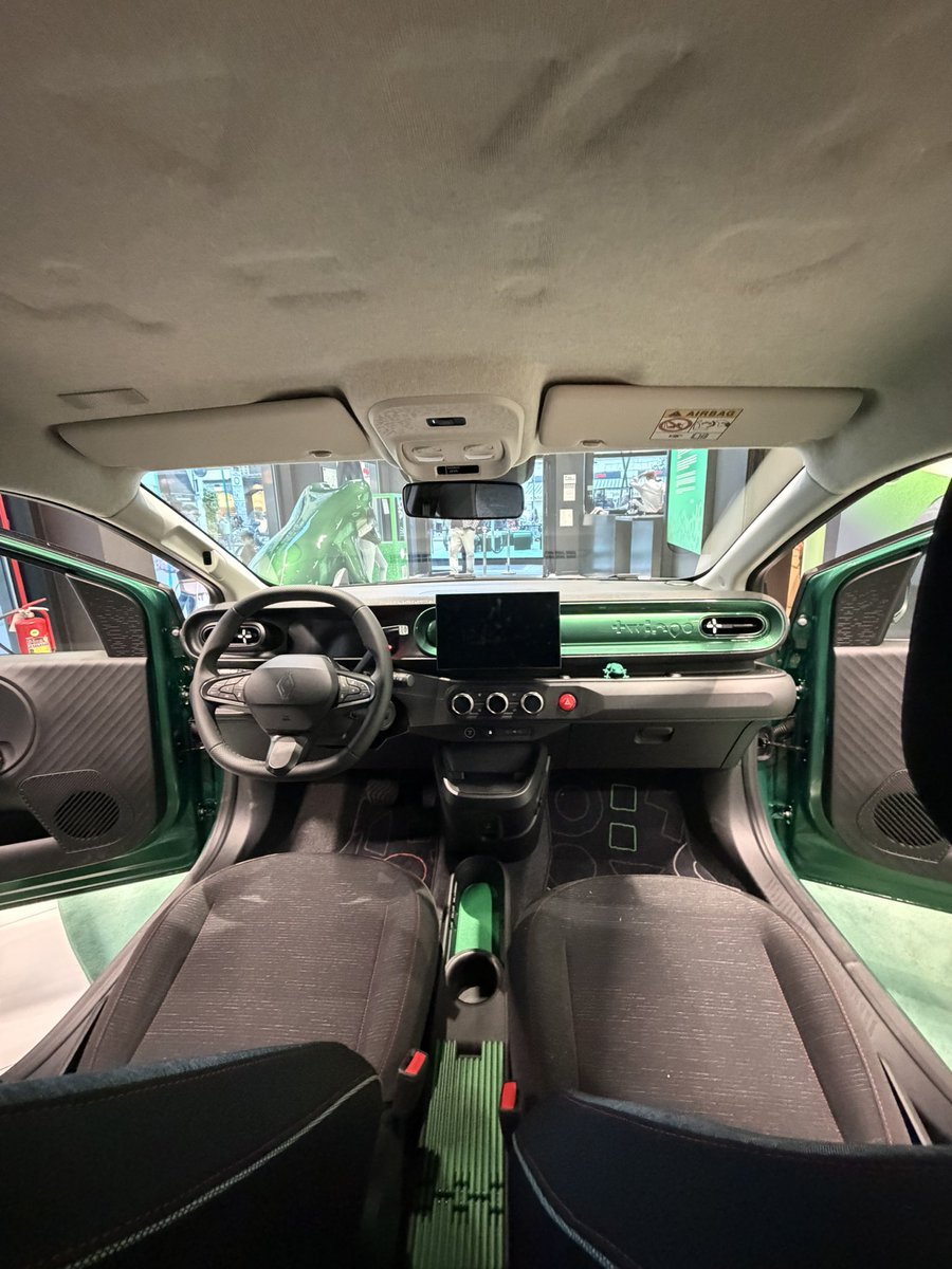AMANE_MOTOR's tweet photo. ミラノで新型トゥインゴ展示されてた！
カエルに似ているという自覚あり笑
ぬいぐるみ衝動買い… https://t.co/20jroT80BM
