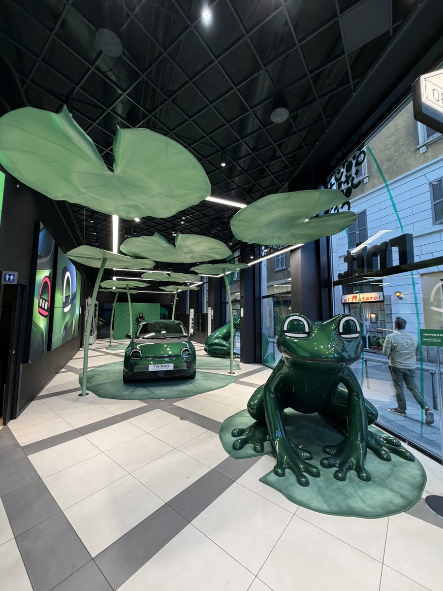 AMANE_MOTOR's tweet photo. ミラノで新型トゥインゴ展示されてた！
カエルに似ているという自覚あり笑
ぬいぐるみ衝動買い… https://t.co/20jroT80BM