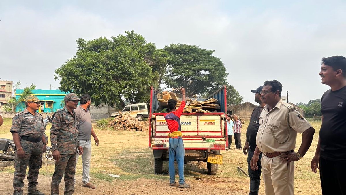 OdishaVigilance's tweet image. Acting on a tip-off, a joint forest raid was conducted today by forest wing of #Odisha #Vigilance on running of an illegal sawmill at Vill- Kadampada, 42 Mouza PS, #Cuttack &amp;amp; sawmill appliances along with valuable timber of 136.844cft worth approx Rs.11 Lakhs detected &amp;amp; seized.