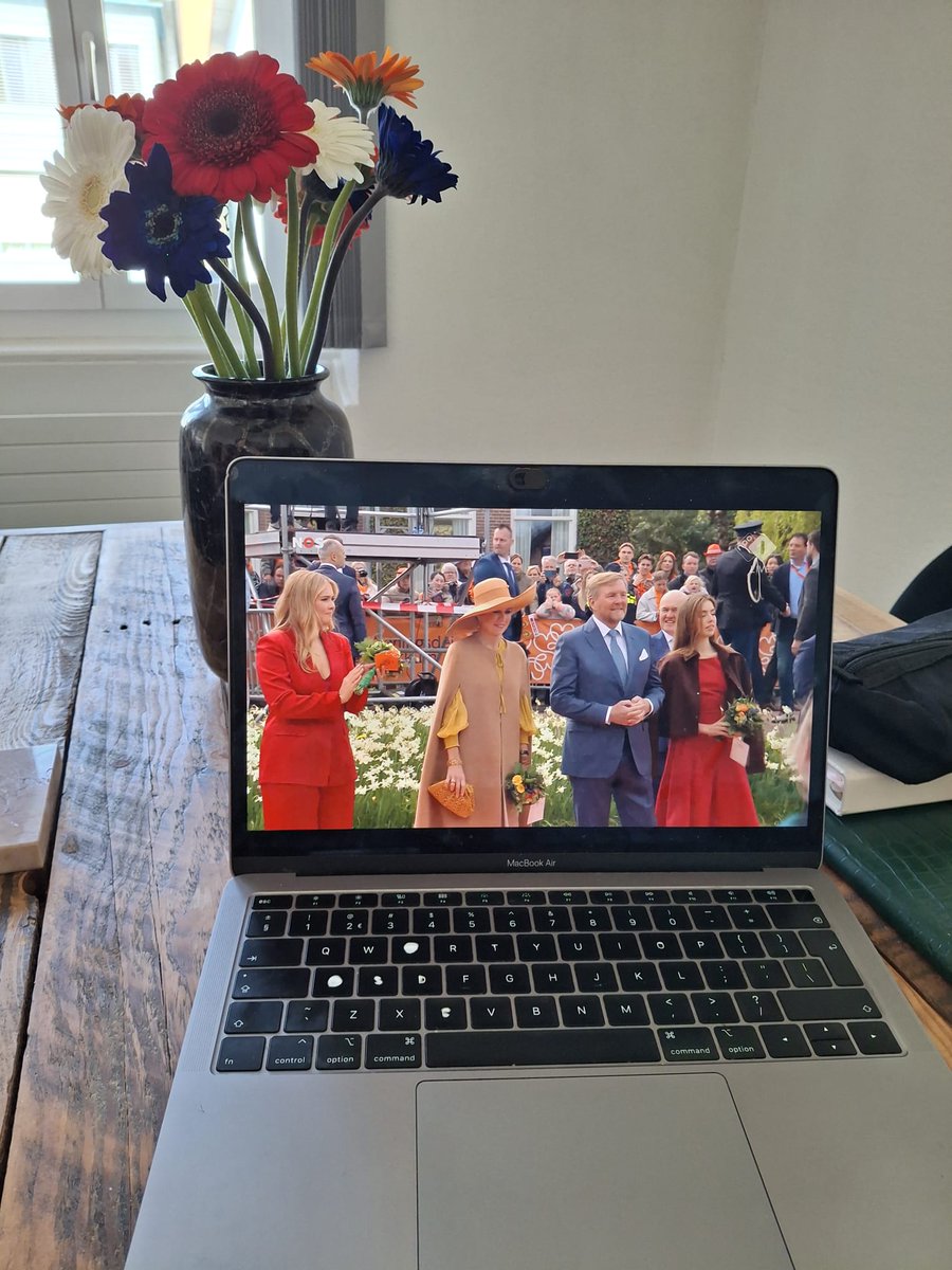 JorisDeBalk's tweet photo. #KingsDay
Vanuit #Olten in #Zwitserland het mooie #Dokkum bekijken op deze #Koningsdag. https://t.co/IpWvUuD5w7