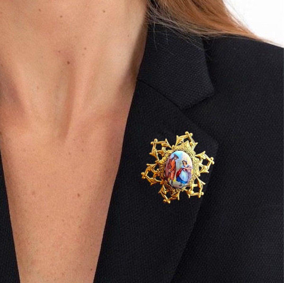 renaissancefai's tweet image. Porcelain Oval Fragonard Brooch, Victorian Courting Couple, Stylized Floral Setting, Vintage
etsy.com/listing/449555…?
#brooch #vintage #fragonard #porcelain #courtingcouple #people #floral #filigree #openwork #stylized #romantic #floralsetting  #twigs #Victorian #porcelain