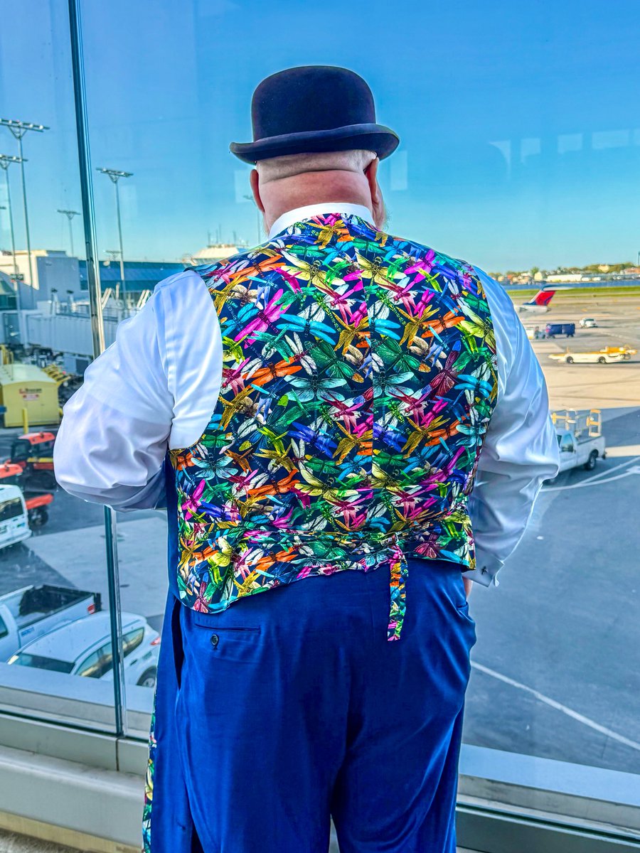 TheBigSartorial's tweet image. When the pilot sees you going through security and just takes off, not wanting to have to calculate your (and your clothe’s) ballast
#Suitup #sartorial #dapper #bespoke #suit #bigguys