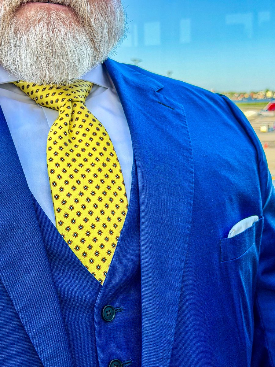 TheBigSartorial's tweet image. When the pilot sees you going through security and just takes off, not wanting to have to calculate your (and your clothe’s) ballast
#Suitup #sartorial #dapper #bespoke #suit #bigguys