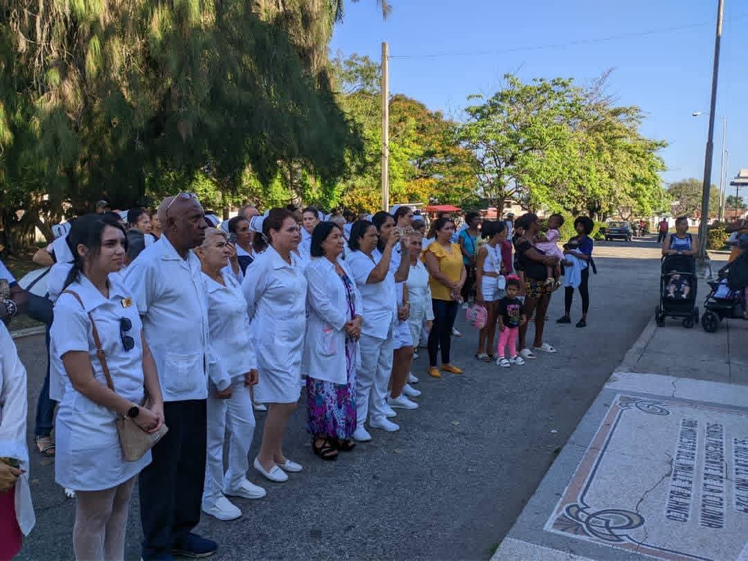 🇨🇺💉 Con un emotivo acto en el Policlínico Cecilio Ruíz de Zárate, Cienfuegos —pionera desde 1962 junto a Fidel— dio inicio a la 65ª Campaña Nacional Antipoliomielítica bajo el lema “Tu decisión marca la diferencia”, convocando a las familias a vacunar a sus pequeños.