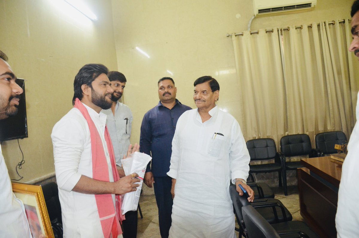imrahul164's tweet photo. उत्तर प्रदेश कि राजनीति के मजबूत स्तम्भ #मा_शिवपाल_चाचा जी का आज आशीर्वाद प्राप्त हुआ..!!
#mission2027
#164mohan
#PDA_POSITIVE_POLITICS
@samajwadiparty
@yadavakhilesh
@shivpalsinghyad https://t.co/3O6cMkT9yI