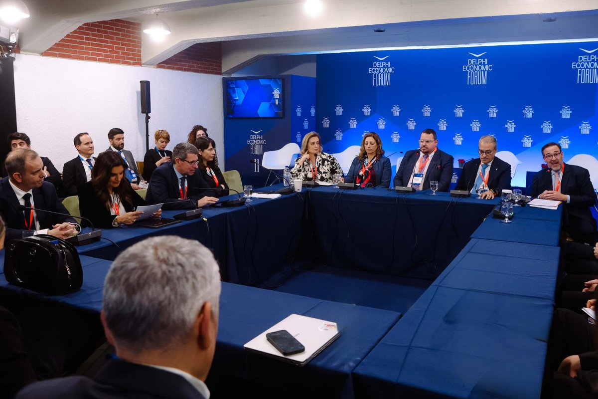 DimosthenisAnag's tweet photo. Το φετινό, 11ο @DelphiEconForum είχε θέμα “The Shock of the New”.
Και πράγματι, στα πεδία της τεχνητής νοημοσύνης, της προστασίας των ανηλίκων, της ψηφιακής κυριαρχίας και της κυβερνοασφάλειας, το «νέο» είναι ήδη εδώ, δεν αποτελεί θεωρία. Επηρεάζει τον τρόπο με τον οποίο λειτουργεί το κράτος, η οικονομία, η οικογένεια, ο κάθε πολίτης.
Συνεπώς, το ποσοστό που μας αφορά τείνει στο 100%.

Στα πάνελ “From Policy to Practice: AI, Technology and Minors’ Protection” και “Digital Sovereignty & Cybersecurity”, η συζήτηση είχε έναν κοινό παρονομαστή: να δημιουργήσουμε τους μηχανισμούς που κάνουν τις πολιτικές εφαρμόσιμες στην πράξη.

Στην προστασία των ανηλίκων, η τεχνολογία είναι ταυτόχρονα μέρος του προβλήματος αλλά και της λύσης. Η πρόσβαση των παιδιών στα κοινωνικά δίκτυα, αλλά και σε προϊόντα, όπως το αλκοόλ και ο καπνός, δεν μπορεί να αντιμετωπίζεται με γενικές απαγορεύσεις.

Χρειάζονται εργαλεία που λειτουργούν με αποτελεσματικότητα, όπως οι μηχανισμοί επαλήθευσης ηλικίας, Wallet, και αξιοποίηση της τεχνητής νοημοσύνης.

Αυτό είναι το κρίσιμο σημείο. Σε πολλά δημόσια ζητήματα συμφωνούμε στο τι είναι επιθυμητό. Η δυσκολία βρίσκεται στο πώς. Εκεί κρίνεται η αποτελεσματικότητα μιας πολιτικής. Όταν ένα εργαλείο λειτουργεί και μπορεί να εφαρμοστεί στην καθημερινότητα μας, τότε η χώρα μας δημιουργεί διεθνώς καλές πρακτικές, δεν τις ακολουθεί απλώς.
Και αυτό είναι που έχουμε πετύχει τα τελευταία έξι χρόνια στον χώρο του ψηφιακού μετασχηματισμού.

Στη συζήτηση στρογγυλής τραπέζης για τα κρίσιμα ζητήματα ψηφιακής κυριαρχίας και κυβερνοασφάλειας, εξέφρασα την άποψη ότι:
- Η κυβερνοασφάλεια προστατεύει τα συστήματα.
- Η ψηφιακή κυριαρχία αφορά κάτι ευρύτερο: τη δυνατότητα να λαμβάνεις αποφάσεις για τα συστήματα, δεδομένα και ψηφιακές υπηρεσίες που παρέχεις, να εξασφαλίζεις την επιχειρησιακή συνέχεια, ανθεκτικότητα και τις τεχνολογίες που αξιοποιείς.

Δεν υπάρχει πλήρης αυτάρκεια σε έναν διασυνδεδεμένο κόσμο. Υπάρχει όμως στρατηγική, συνεργασίες και επίγνωση του τι πρέπει να ελέγχεις και πώς να μειώνεις τις εξαρτήσεις.

Και η ψηφιακή κυριαρχία, όπως συζητήσαμε στο πάνελ, έχει να κάνει με την επιλογή των καλών, έμπιστων και όχι των κακών συνεργατών.

Αυτό επιτυγχάνει το #DEF και καθιστά παραγωγικές τις συζητήσεις μας. Στο ίδιο τραπέζι, με συνεργάτες που μπορούν να προτείνουν στρατηγικές και μέσα υλοποίησης, να μεταφέρουν διεθνείς εμπειρίες και καλές πρακτικές, όπως και με εκπροσώπους ευρωπαϊκών οργάνων και φορέων.
Και βέβαια παρέχει το βήμα ώστε να προβάλουμε τις καλές πρακτικές που πλέον, όλο και συχνότερα, δημιουργεί η Ελλάδα.
#delphiforum