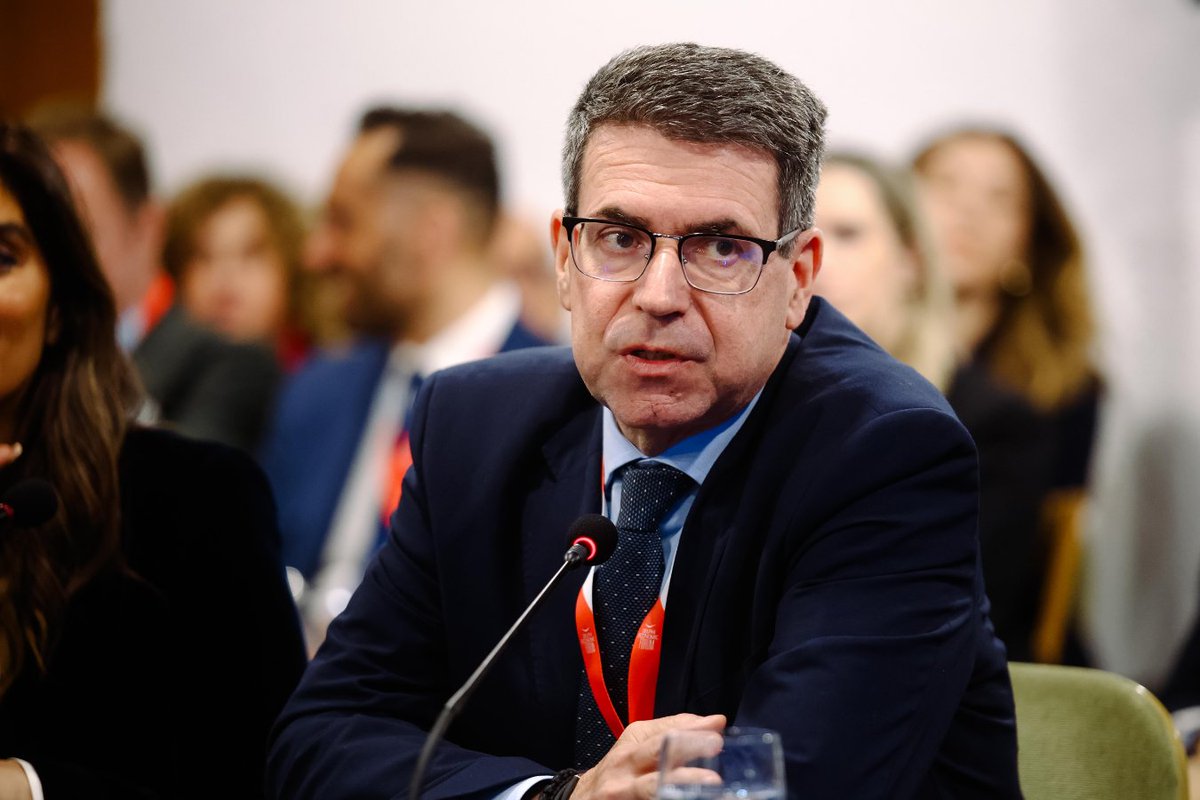DimosthenisAnag's tweet photo. Το φετινό, 11ο @DelphiEconForum είχε θέμα “The Shock of the New”.
Και πράγματι, στα πεδία της τεχνητής νοημοσύνης, της προστασίας των ανηλίκων, της ψηφιακής κυριαρχίας και της κυβερνοασφάλειας, το «νέο» είναι ήδη εδώ, δεν αποτελεί θεωρία. Επηρεάζει τον τρόπο με τον οποίο λειτουργεί το κράτος, η οικονομία, η οικογένεια, ο κάθε πολίτης.
Συνεπώς, το ποσοστό που μας αφορά τείνει στο 100%.

Στα πάνελ “From Policy to Practice: AI, Technology and Minors’ Protection” και “Digital Sovereignty & Cybersecurity”, η συζήτηση είχε έναν κοινό παρονομαστή: να δημιουργήσουμε τους μηχανισμούς που κάνουν τις πολιτικές εφαρμόσιμες στην πράξη.

Στην προστασία των ανηλίκων, η τεχνολογία είναι ταυτόχρονα μέρος του προβλήματος αλλά και της λύσης. Η πρόσβαση των παιδιών στα κοινωνικά δίκτυα, αλλά και σε προϊόντα, όπως το αλκοόλ και ο καπνός, δεν μπορεί να αντιμετωπίζεται με γενικές απαγορεύσεις.

Χρειάζονται εργαλεία που λειτουργούν με αποτελεσματικότητα, όπως οι μηχανισμοί επαλήθευσης ηλικίας, Wallet, και αξιοποίηση της τεχνητής νοημοσύνης.

Αυτό είναι το κρίσιμο σημείο. Σε πολλά δημόσια ζητήματα συμφωνούμε στο τι είναι επιθυμητό. Η δυσκολία βρίσκεται στο πώς. Εκεί κρίνεται η αποτελεσματικότητα μιας πολιτικής. Όταν ένα εργαλείο λειτουργεί και μπορεί να εφαρμοστεί στην καθημερινότητα μας, τότε η χώρα μας δημιουργεί διεθνώς καλές πρακτικές, δεν τις ακολουθεί απλώς.
Και αυτό είναι που έχουμε πετύχει τα τελευταία έξι χρόνια στον χώρο του ψηφιακού μετασχηματισμού.

Στη συζήτηση στρογγυλής τραπέζης για τα κρίσιμα ζητήματα ψηφιακής κυριαρχίας και κυβερνοασφάλειας, εξέφρασα την άποψη ότι:
- Η κυβερνοασφάλεια προστατεύει τα συστήματα.
- Η ψηφιακή κυριαρχία αφορά κάτι ευρύτερο: τη δυνατότητα να λαμβάνεις αποφάσεις για τα συστήματα, δεδομένα και ψηφιακές υπηρεσίες που παρέχεις, να εξασφαλίζεις την επιχειρησιακή συνέχεια, ανθεκτικότητα και τις τεχνολογίες που αξιοποιείς.

Δεν υπάρχει πλήρης αυτάρκεια σε έναν διασυνδεδεμένο κόσμο. Υπάρχει όμως στρατηγική, συνεργασίες και επίγνωση του τι πρέπει να ελέγχεις και πώς να μειώνεις τις εξαρτήσεις.

Και η ψηφιακή κυριαρχία, όπως συζητήσαμε στο πάνελ, έχει να κάνει με την επιλογή των καλών, έμπιστων και όχι των κακών συνεργατών.

Αυτό επιτυγχάνει το #DEF και καθιστά παραγωγικές τις συζητήσεις μας. Στο ίδιο τραπέζι, με συνεργάτες που μπορούν να προτείνουν στρατηγικές και μέσα υλοποίησης, να μεταφέρουν διεθνείς εμπειρίες και καλές πρακτικές, όπως και με εκπροσώπους ευρωπαϊκών οργάνων και φορέων.
Και βέβαια παρέχει το βήμα ώστε να προβάλουμε τις καλές πρακτικές που πλέον, όλο και συχνότερα, δημιουργεί η Ελλάδα.
#delphiforum